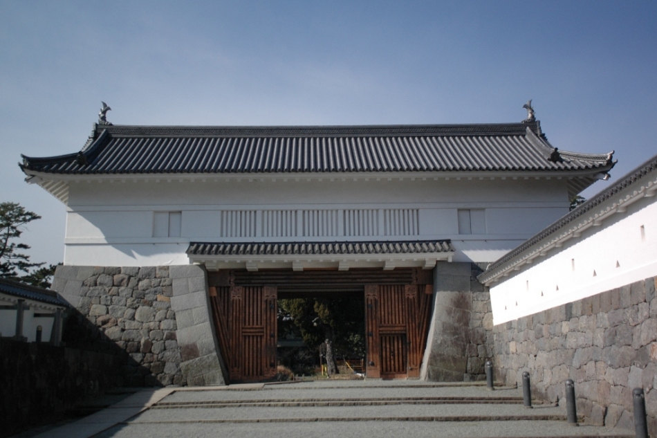 Akagane-mon Gate, restored in 1997