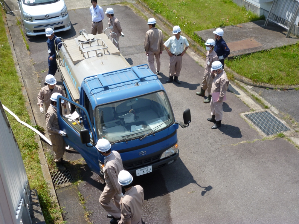 給水車の水を高所へ圧送している様子