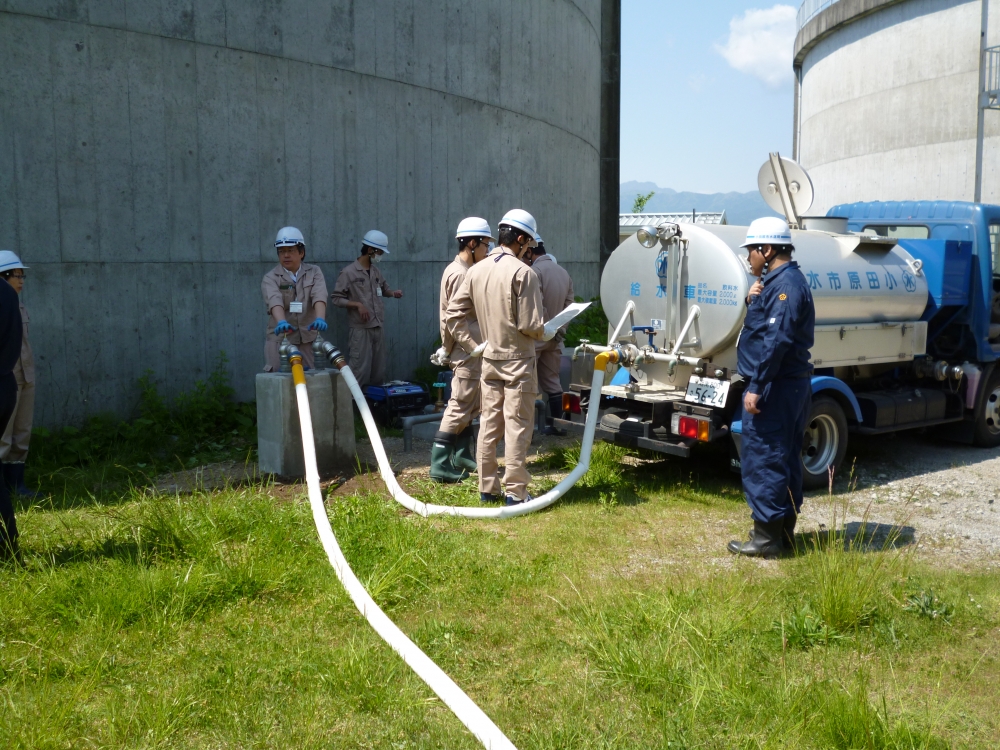 給水車に水を入れている様子