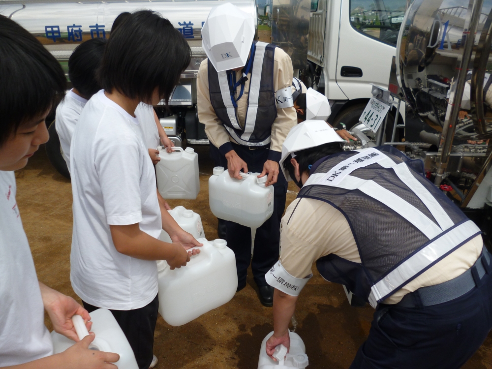 給水車からポリタンクへ給水