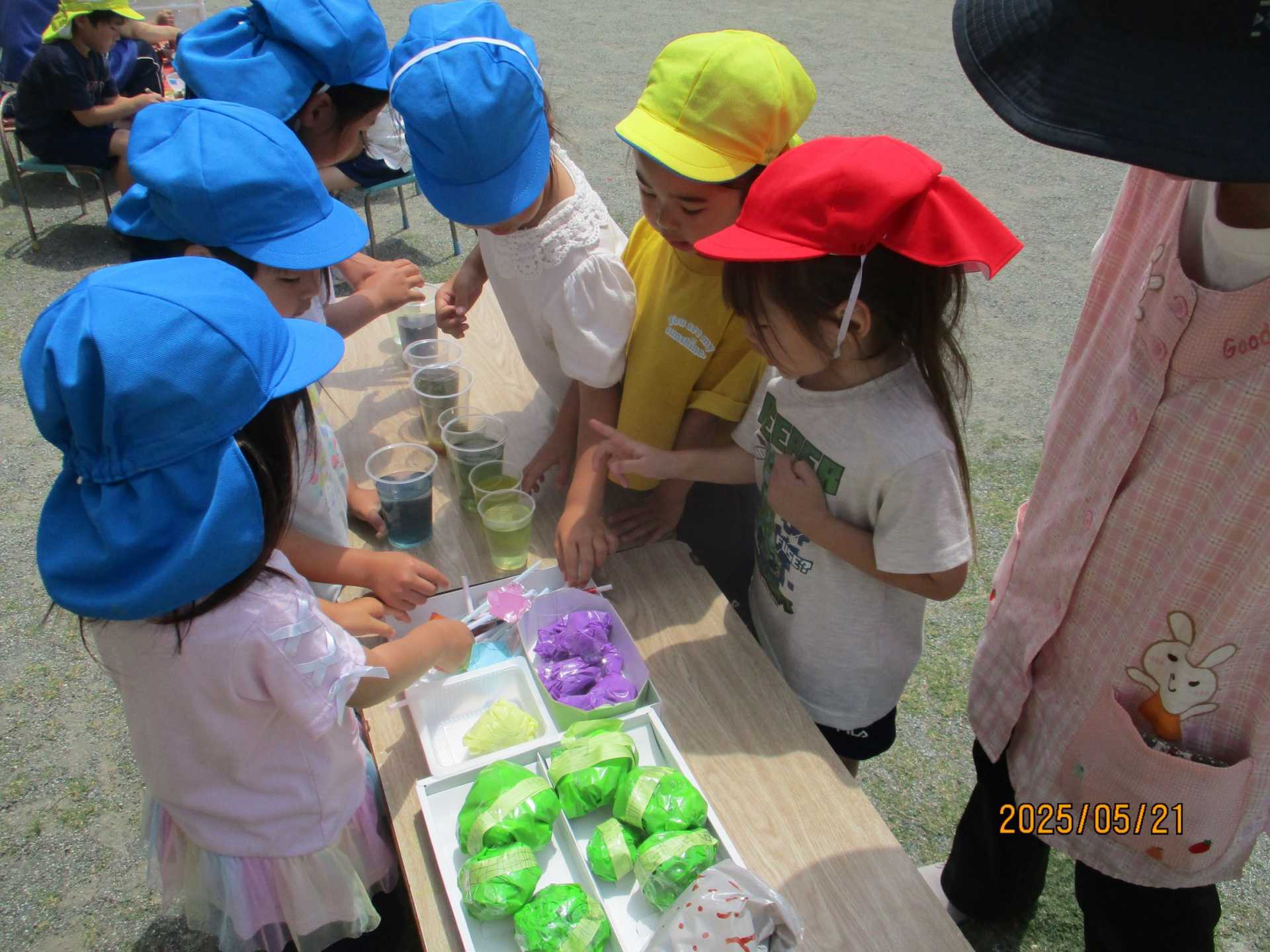 戸外で色水屋さんごっこをしている様子