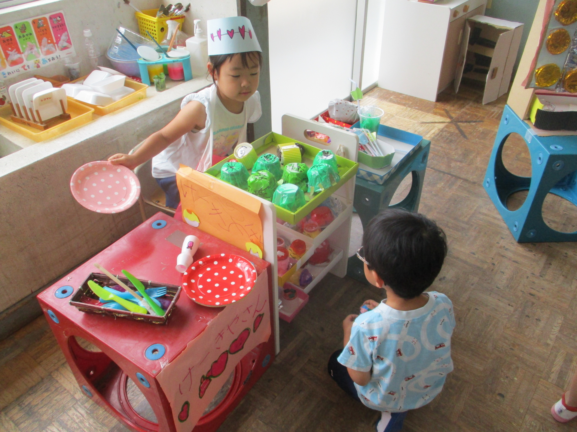 お店屋さんごっこをしている子ども達
