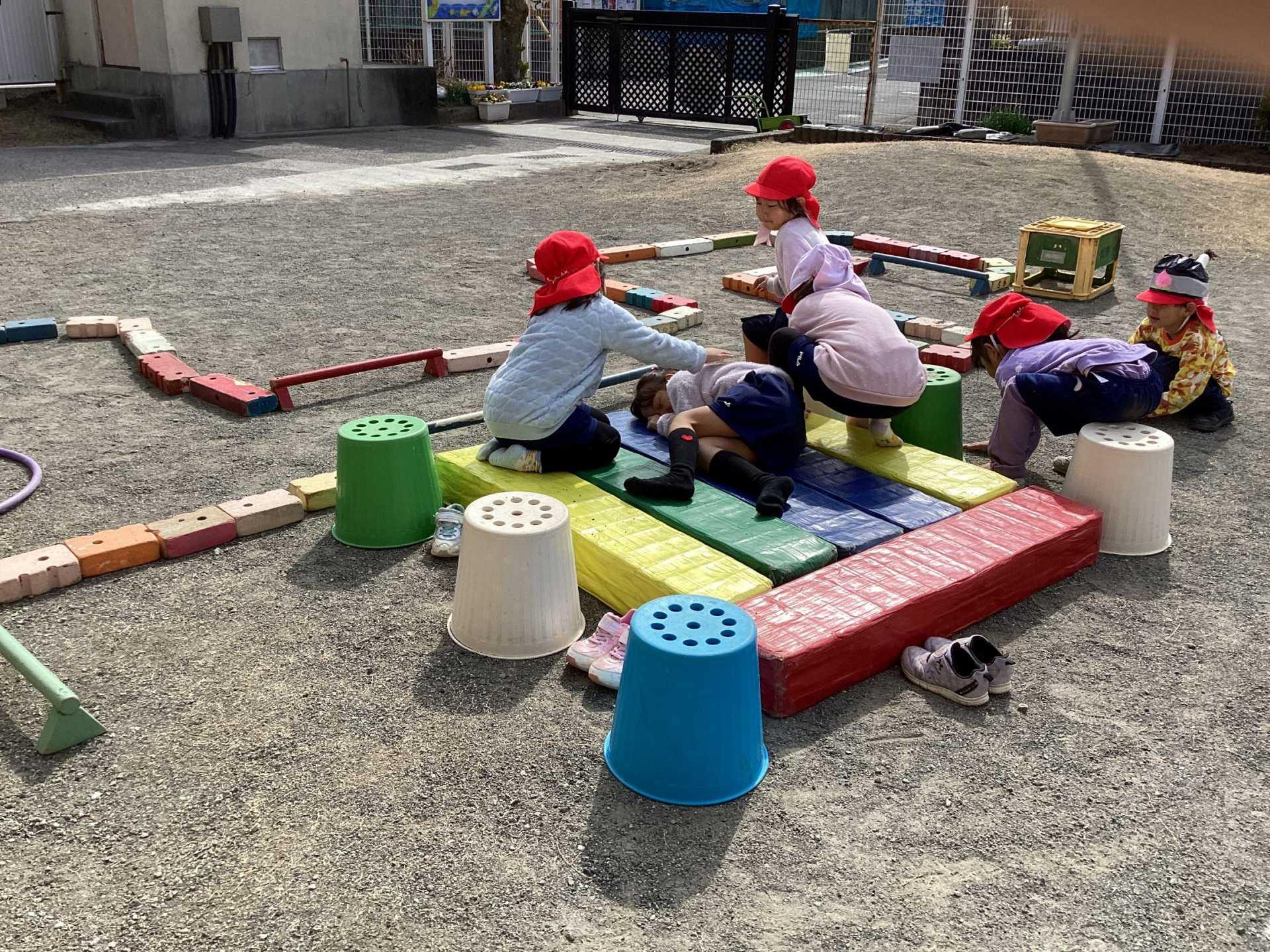 おうちごっこをしている子ども達
