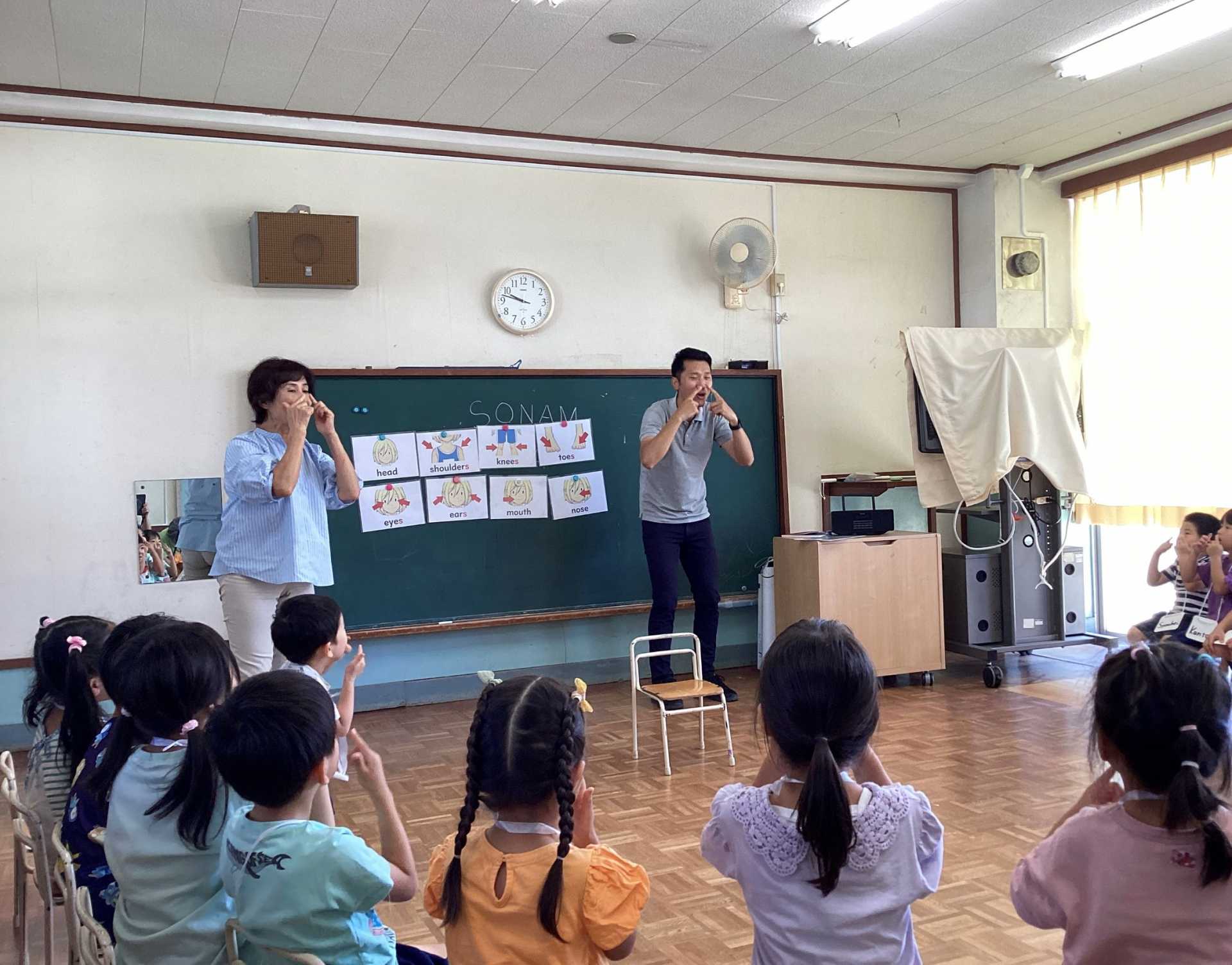 英語の先生が話をしている様子