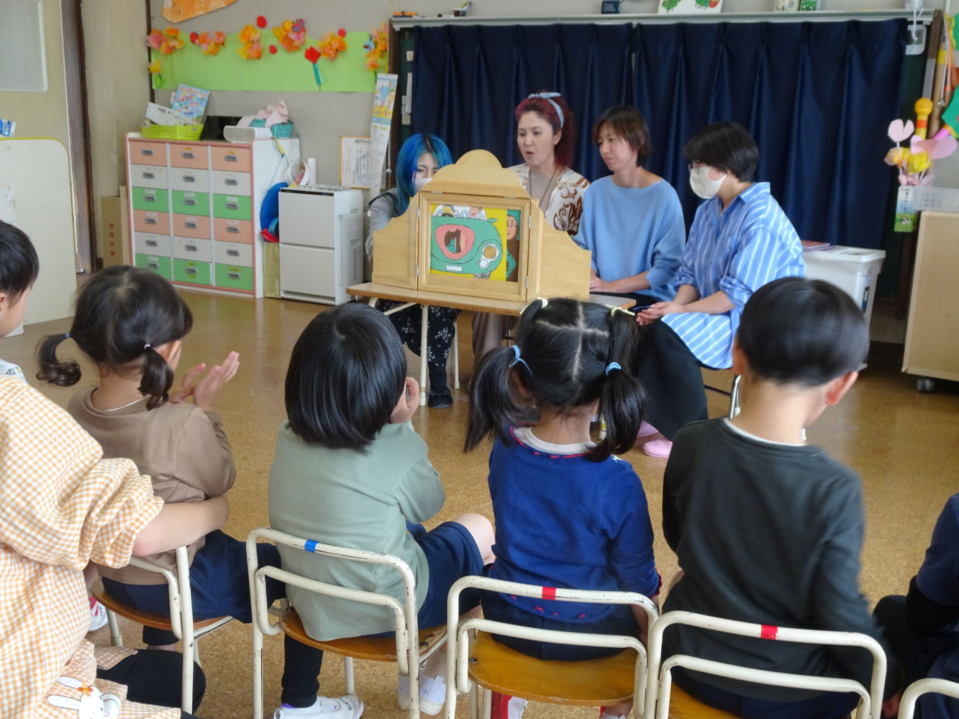 保護者ボランティアが絵本の読み聞かせをしているところ