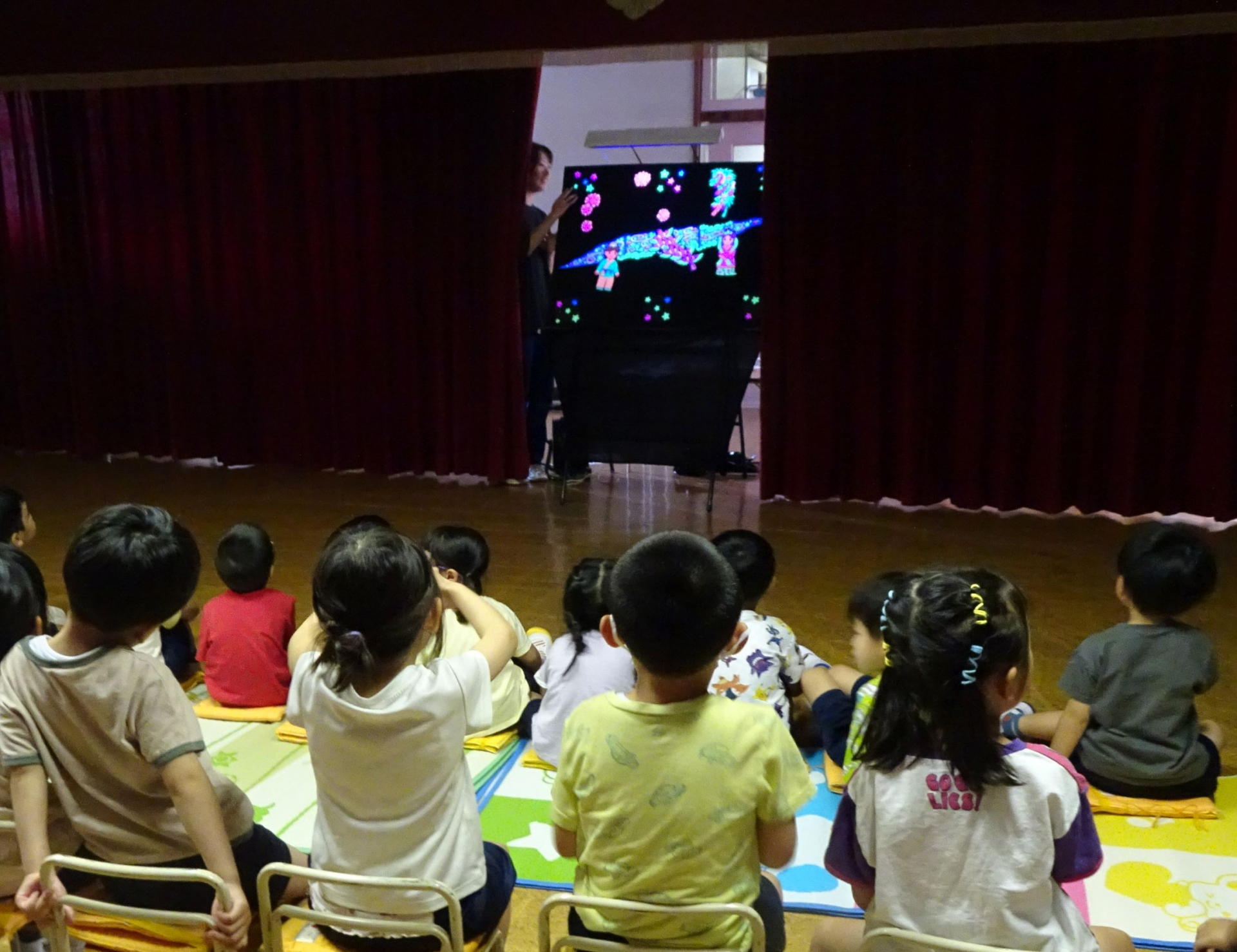 七夕会で織姫と彦星のお話を聞いている様子