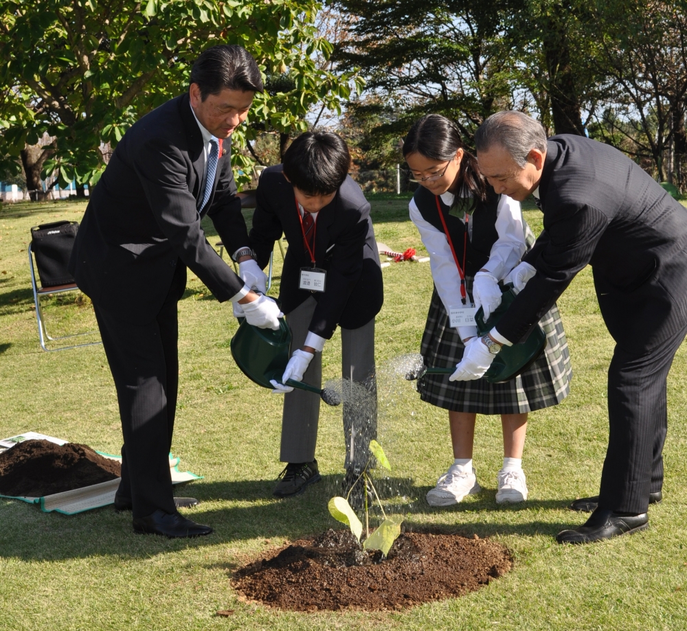 植樹式_水掛けのようす