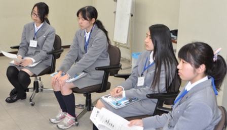 座談会の様子（丸山さん、細井さん、眞名子さん、立川さん）