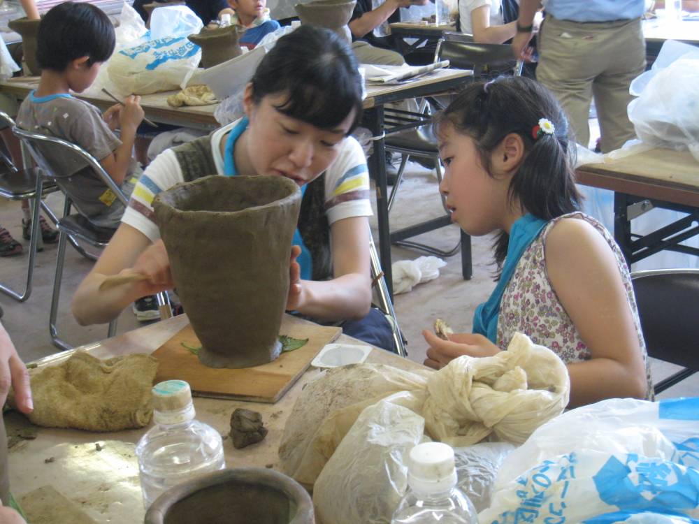 昨年度の土器製作体験教室の様子