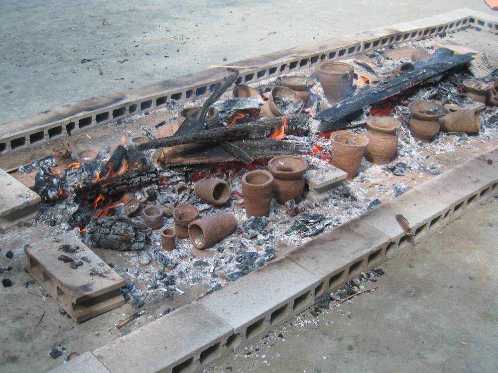 土器を焼く