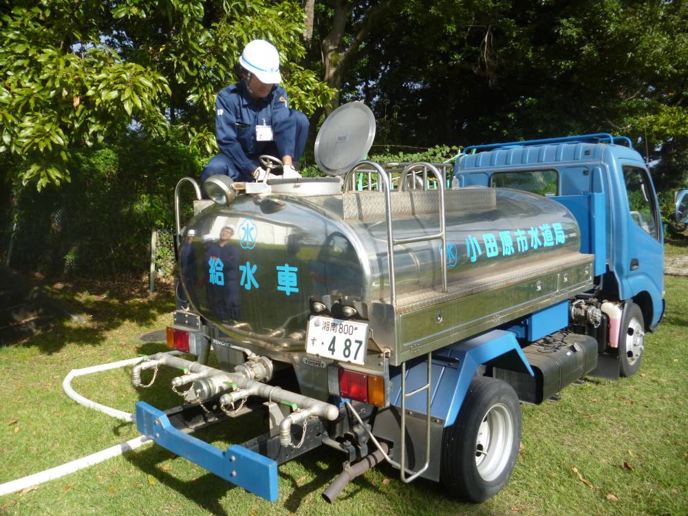 応急給水栓から給水車に水を入れている様子