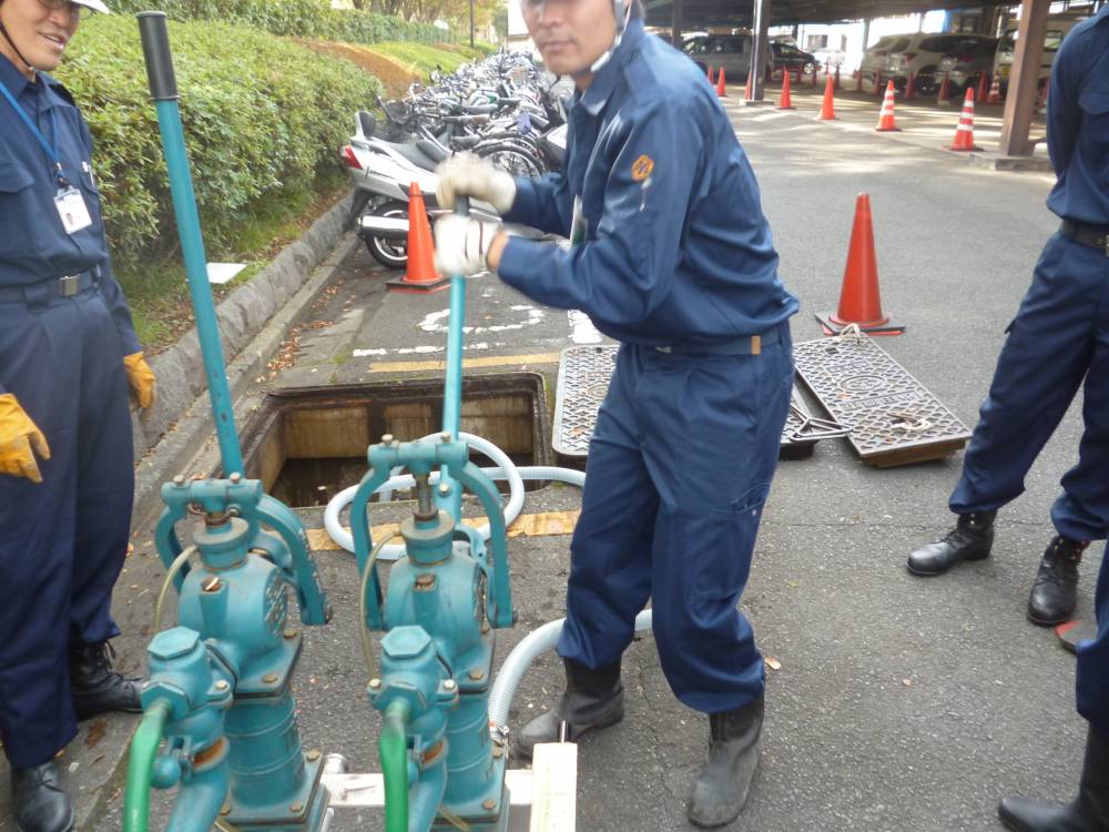 ポンプを操作して水を汲み出している様子