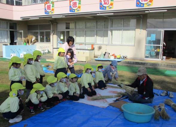 藁で俵をつくっているところ