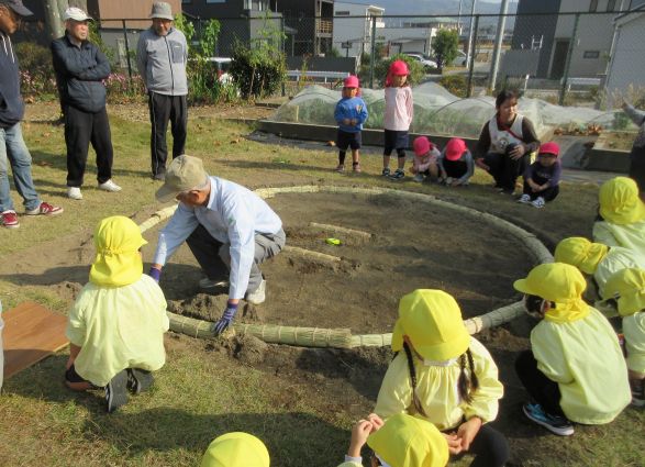 土俵に俵を入れている所