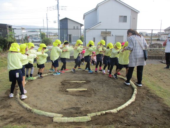 俵を踏み固めている所