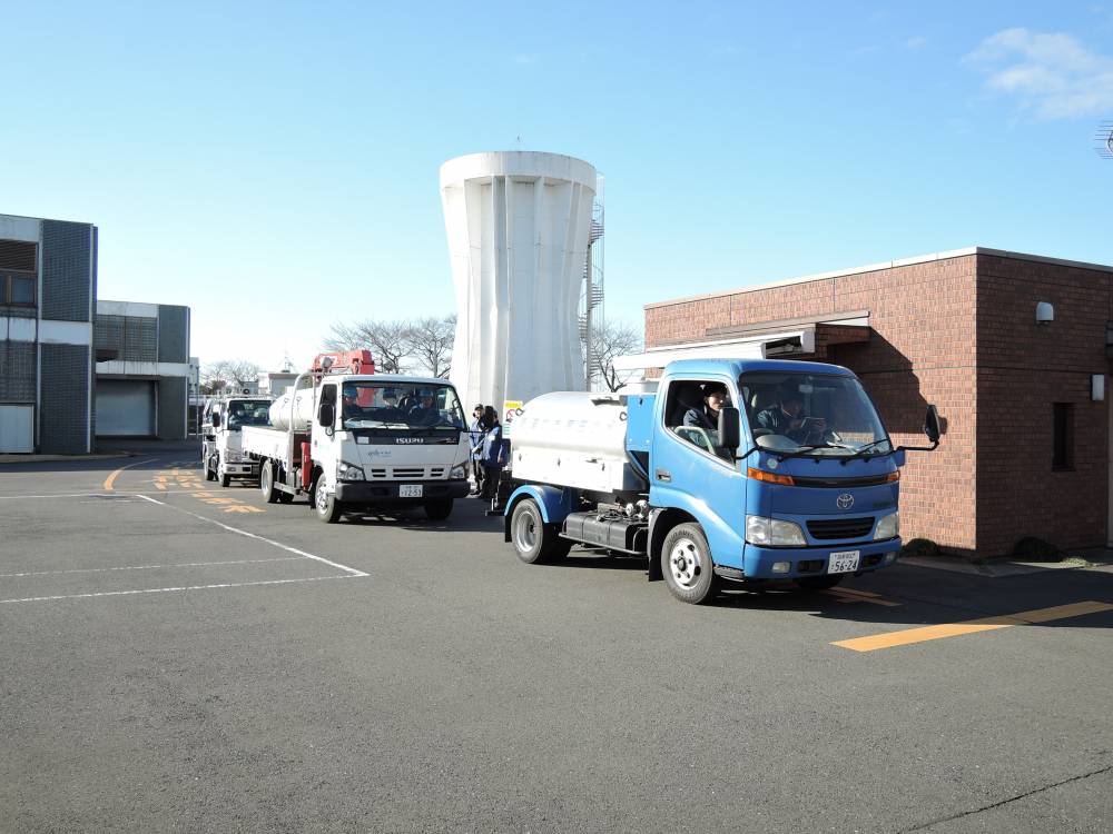 給水場所へ向かう参加車両(全16台)