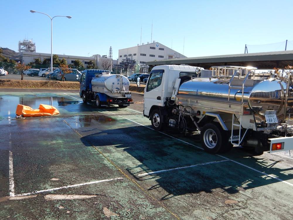 水道局のほか第一環境株式会社の給水車が参加