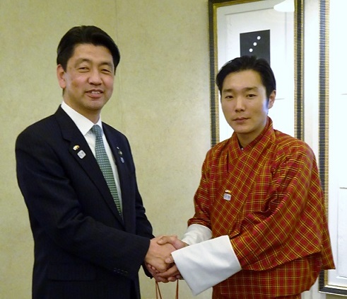 ブータン王国オリンピック委員会会長のジゲル・ウゲン・ワンチュク王弟殿下（右）