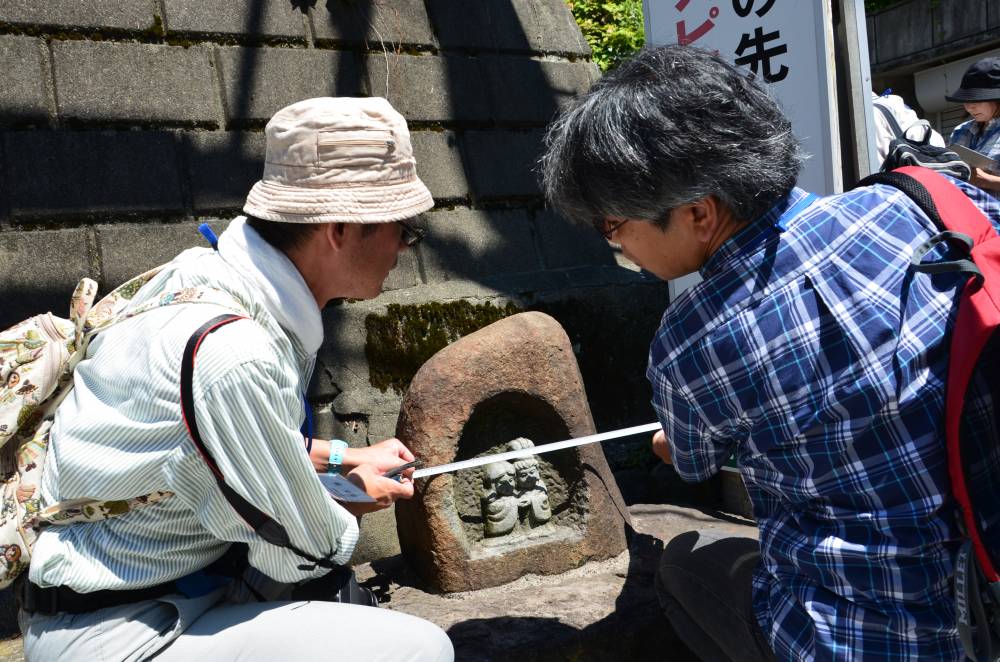 石造物調査会調査風景