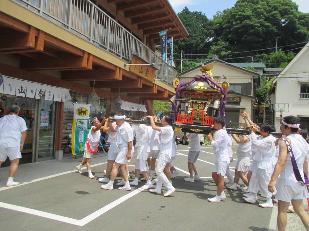 寺山神社神輿渡御