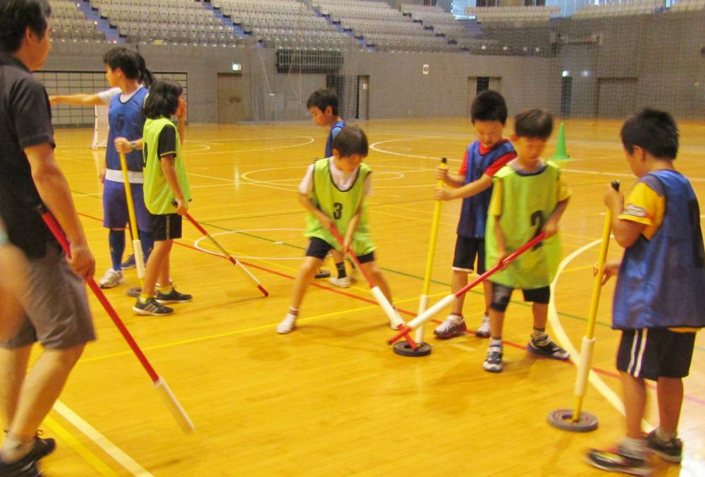 フロホッケーをする子供たち