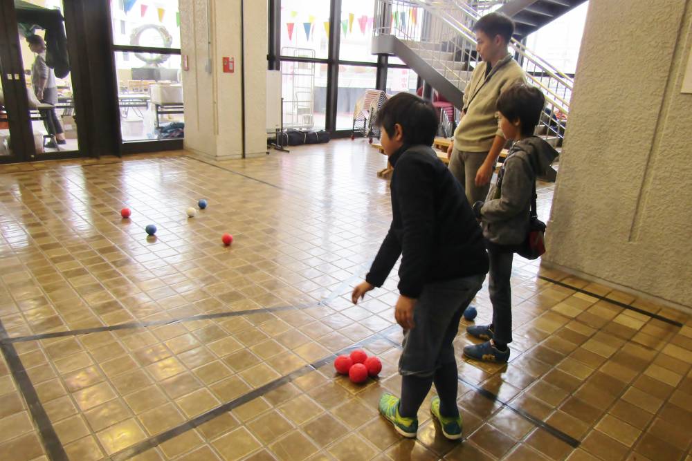 ボッチャで遊ぶ男の子