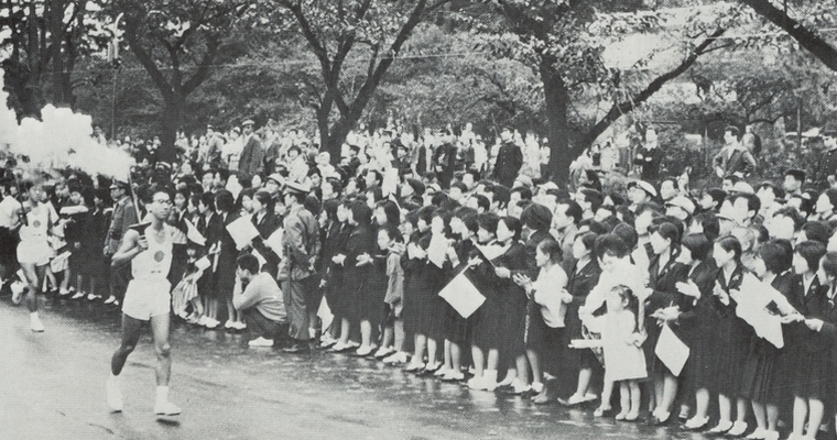 聖火をもって走るランナー。1964年東京五輪のとき