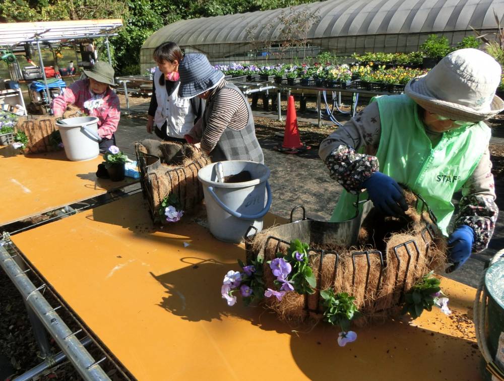 市民サポーターによる植込み