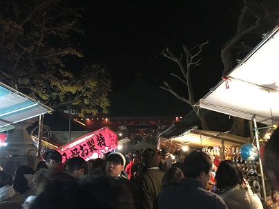 勝福寺本堂と出店（17日夜）