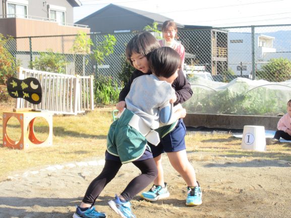 相撲を取っているところ