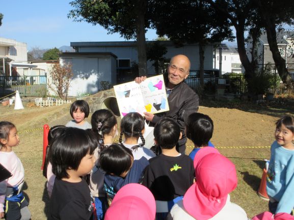 お礼を渡している所