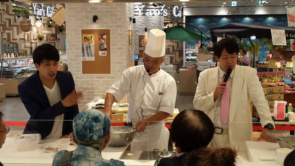 オープンキッチンでの調理の実演