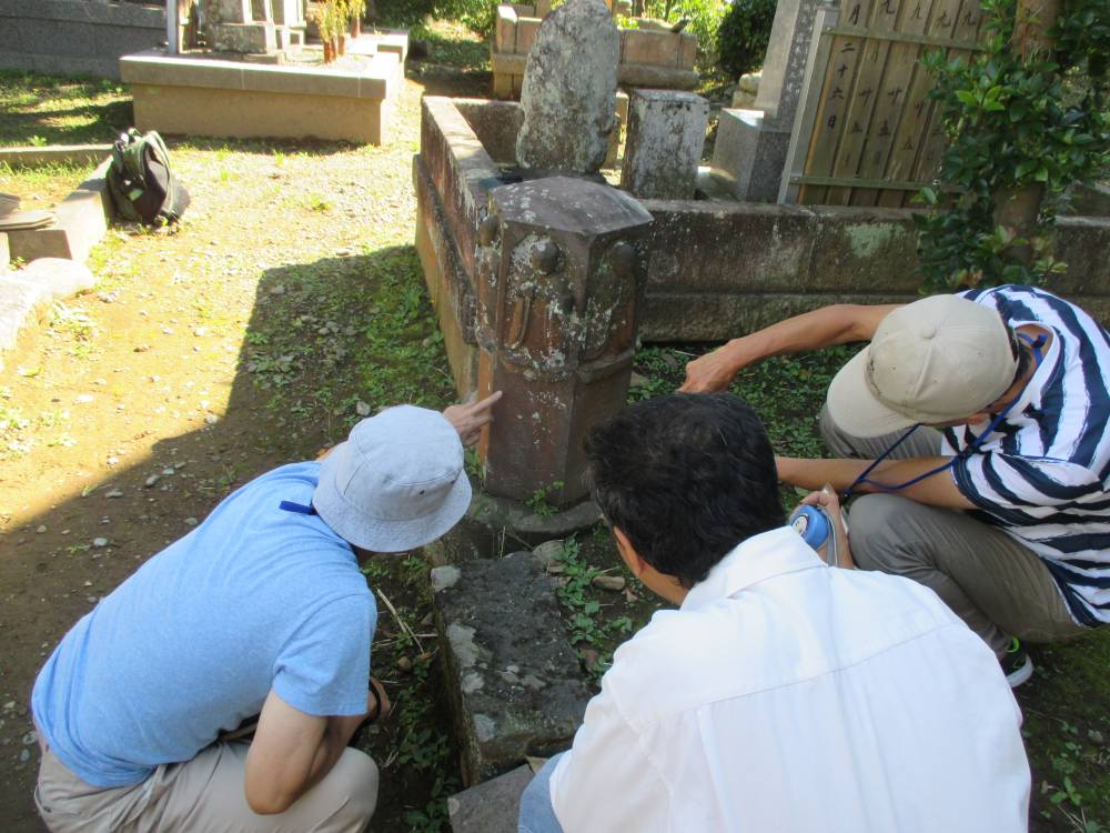 一石六地蔵を調べている様子