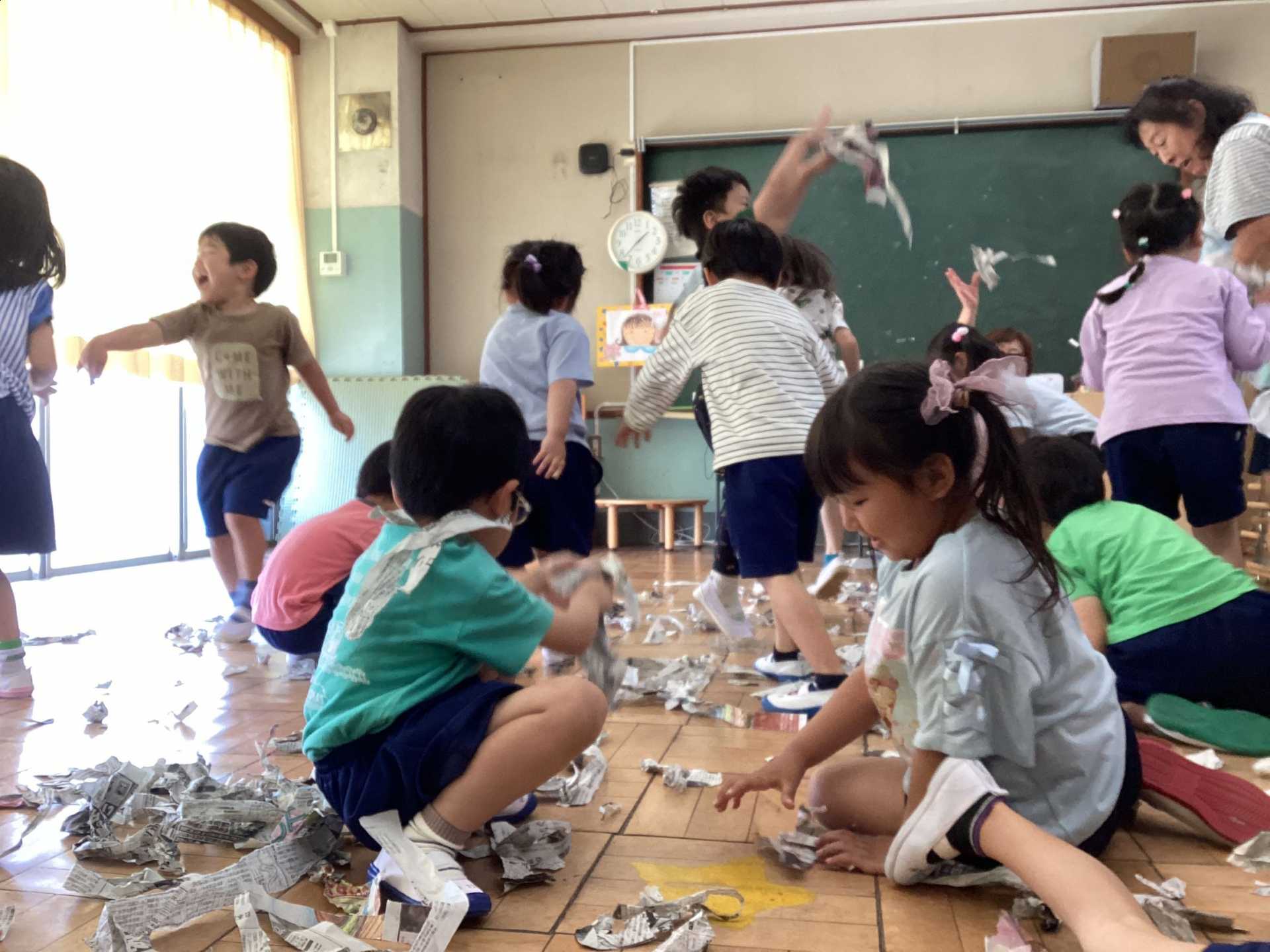 新聞紙遊びの様子
