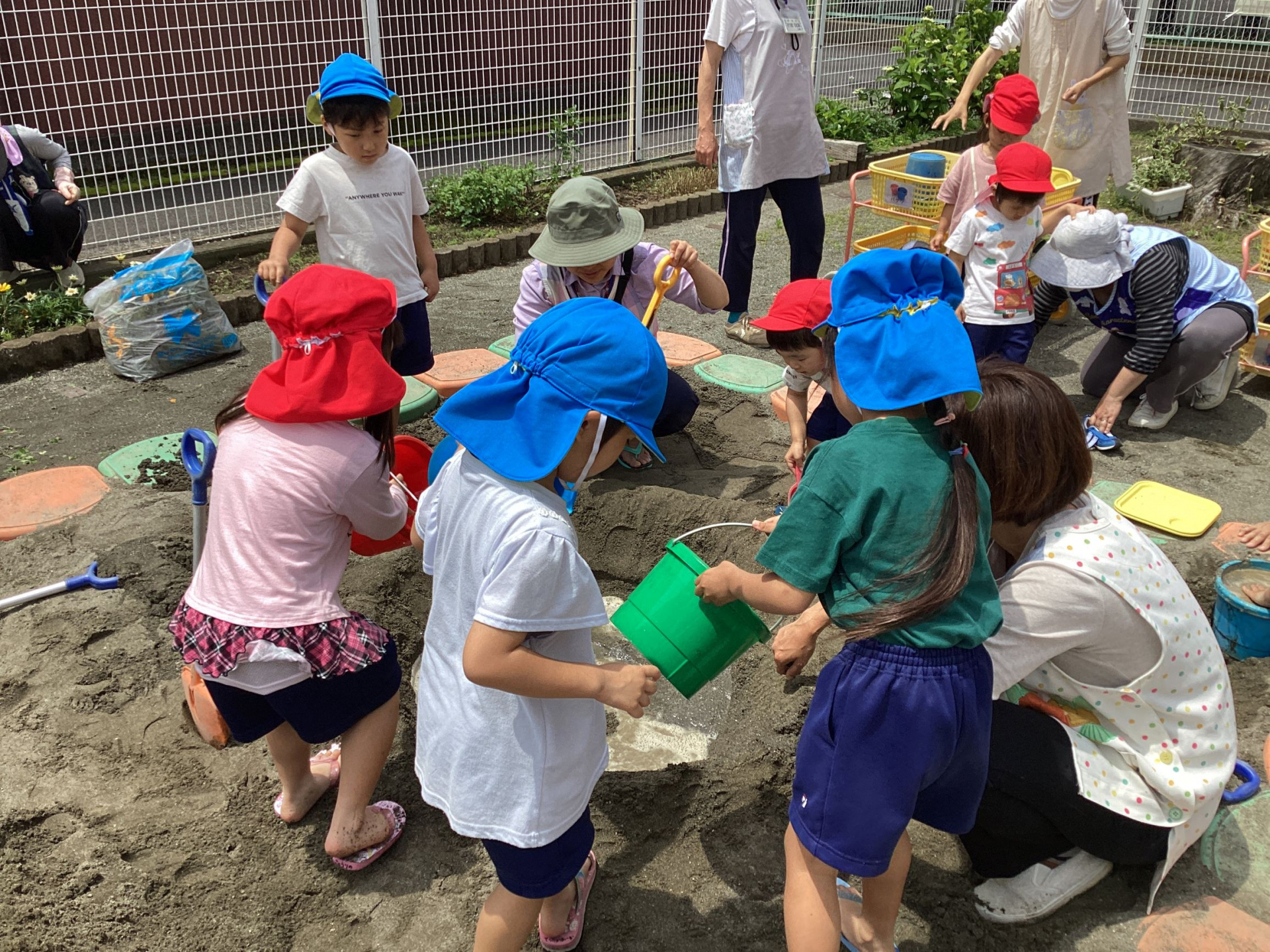砂場で遊んでいる子どもたち