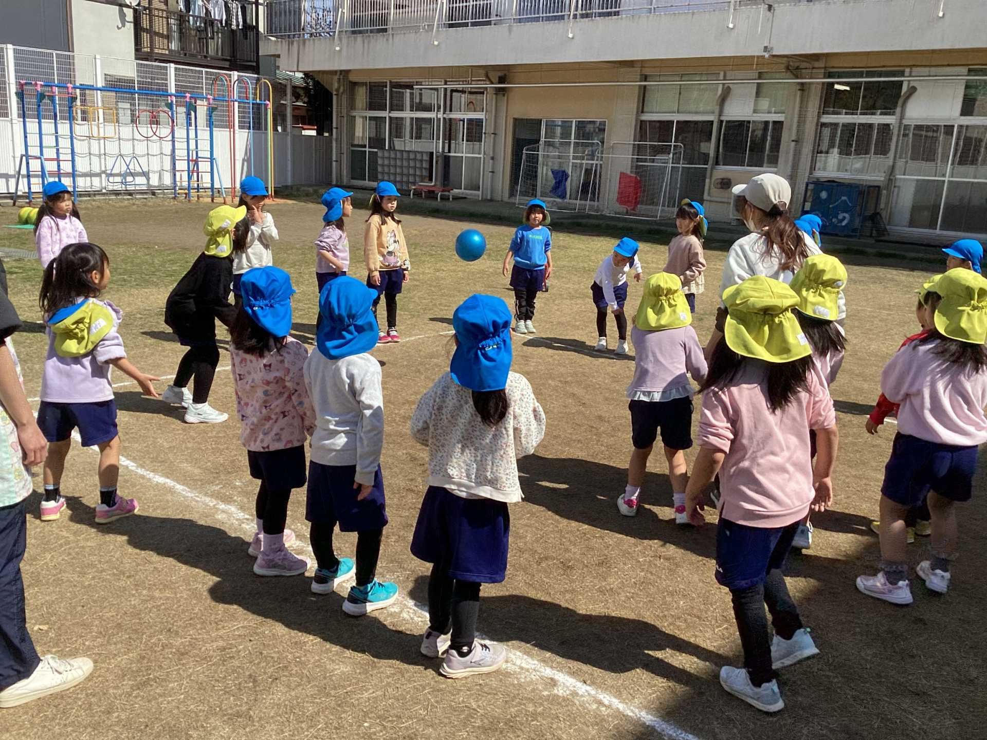ドッチボールをして遊んでいるところ