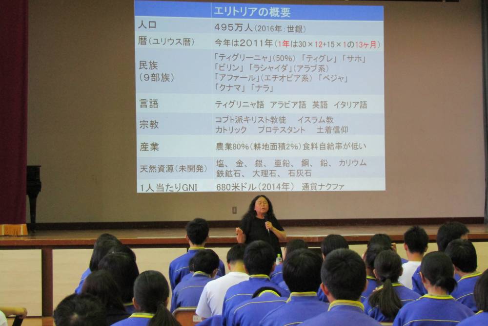 生徒たちが講演会を聞く様子