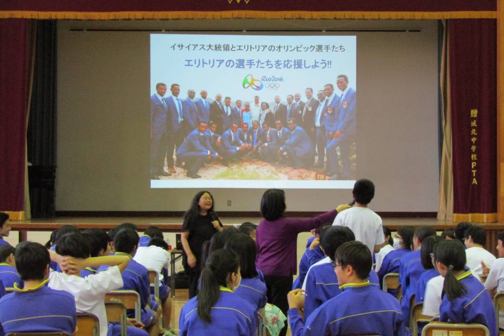 生徒たちが質問をしている様子