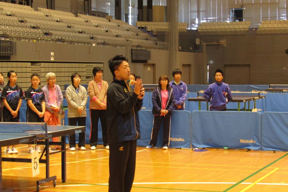 田崎俊雄氏が説明している様子　