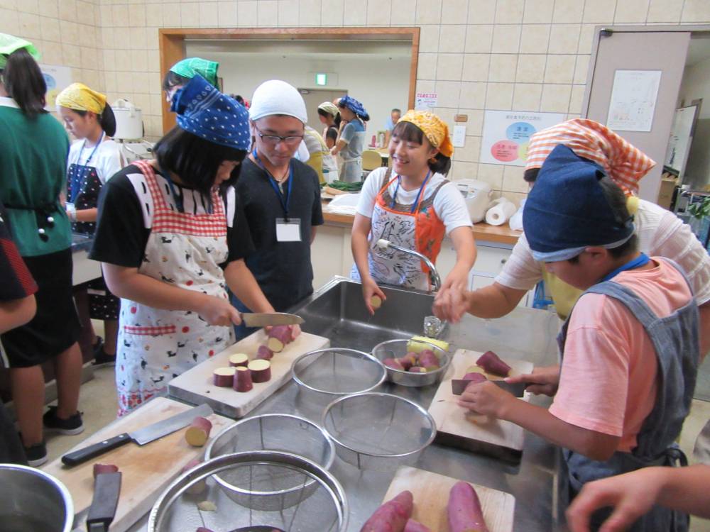 戦時下の食事体験の様子