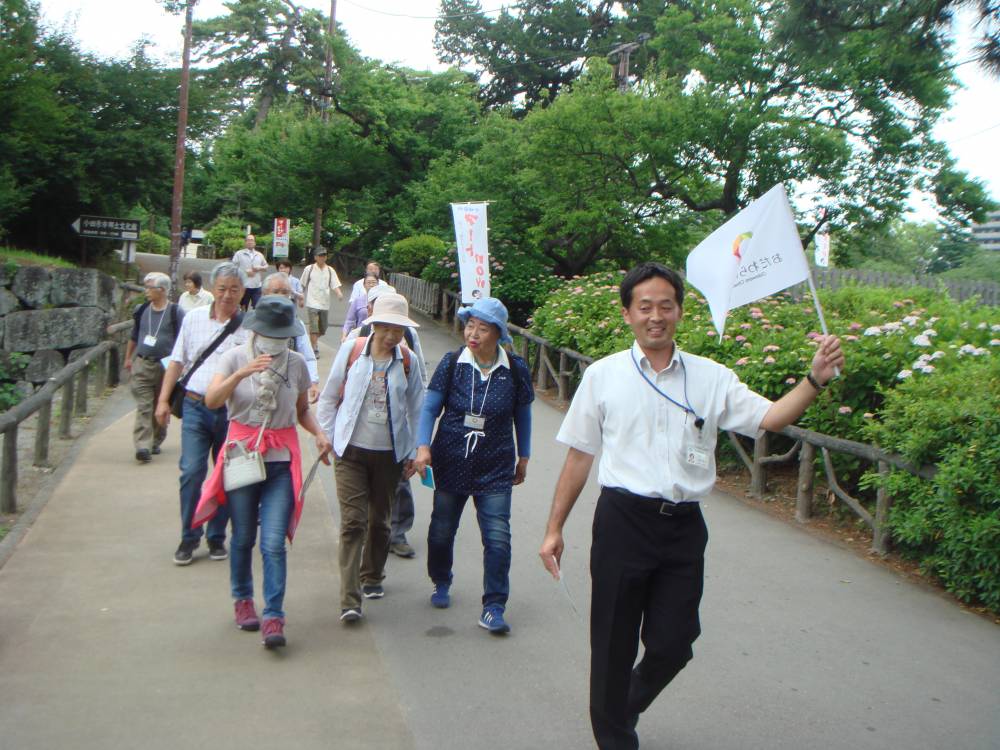 発掘現場へ向かう受講生のみなさん