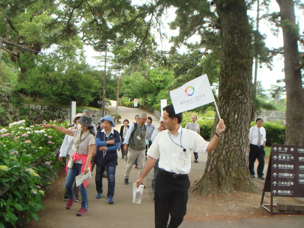 小田原市南町の現場へ向かう受講生