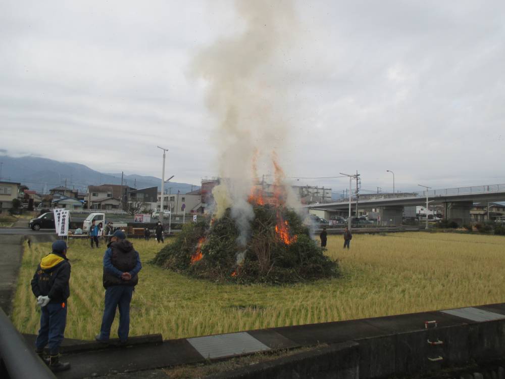 市内中曽根のどんど焼き（2019年の様子）