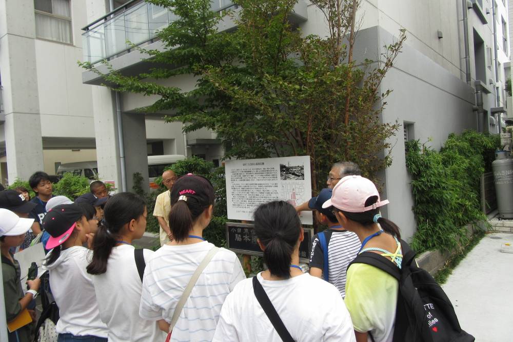 小田原空襲説明版を見学している様子