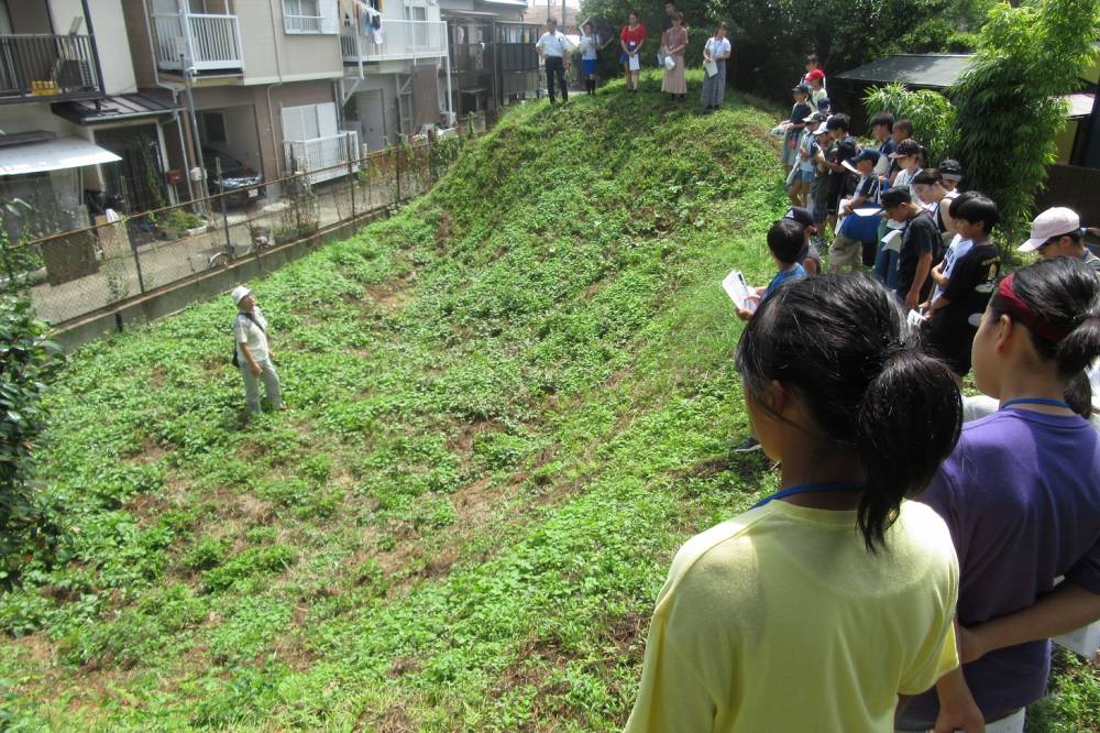 爆弾投下跡を見学している様子