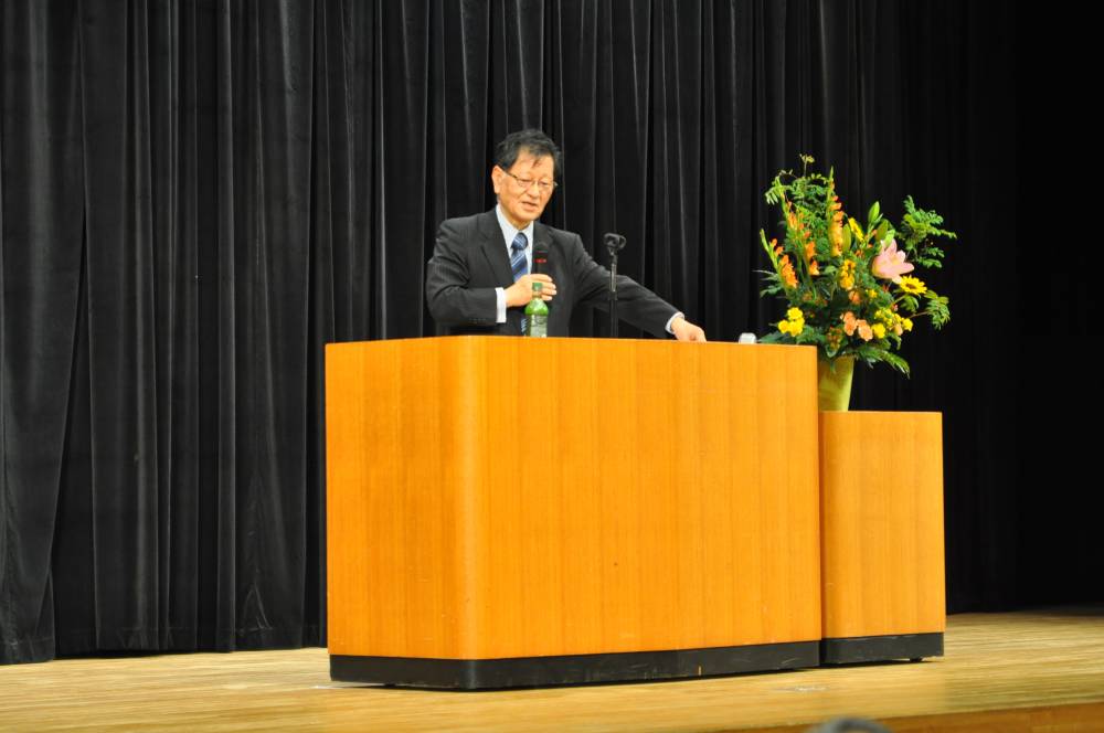 名誉校長神野直彦氏