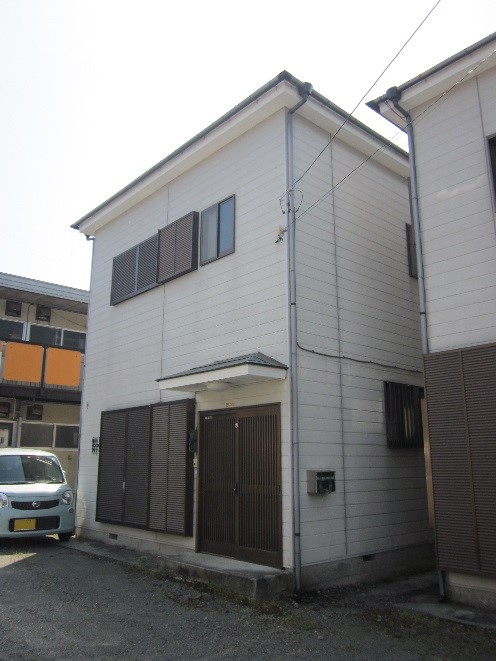 東側から見た外観