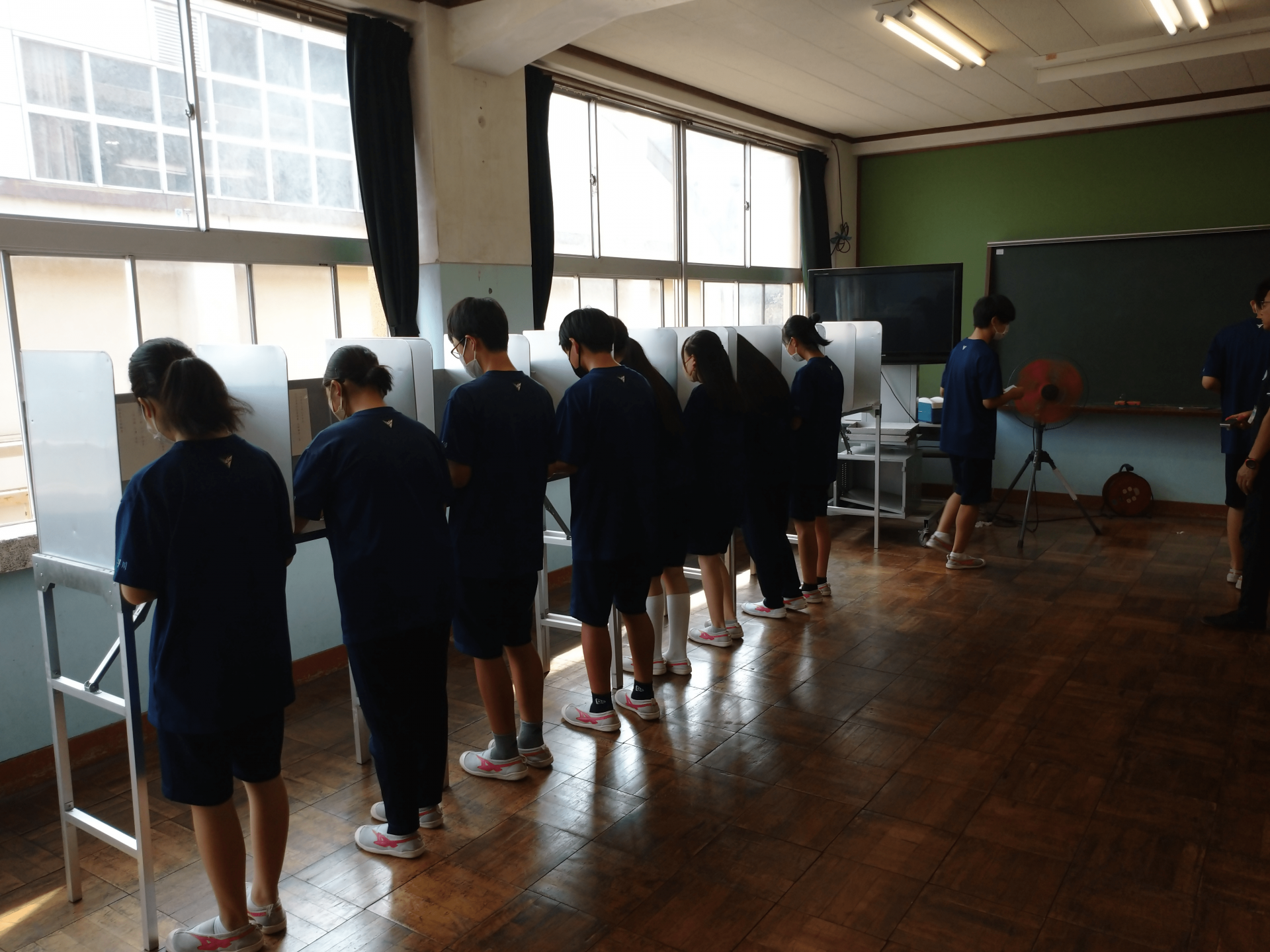 厳かな雰囲気のなか行われた投票!