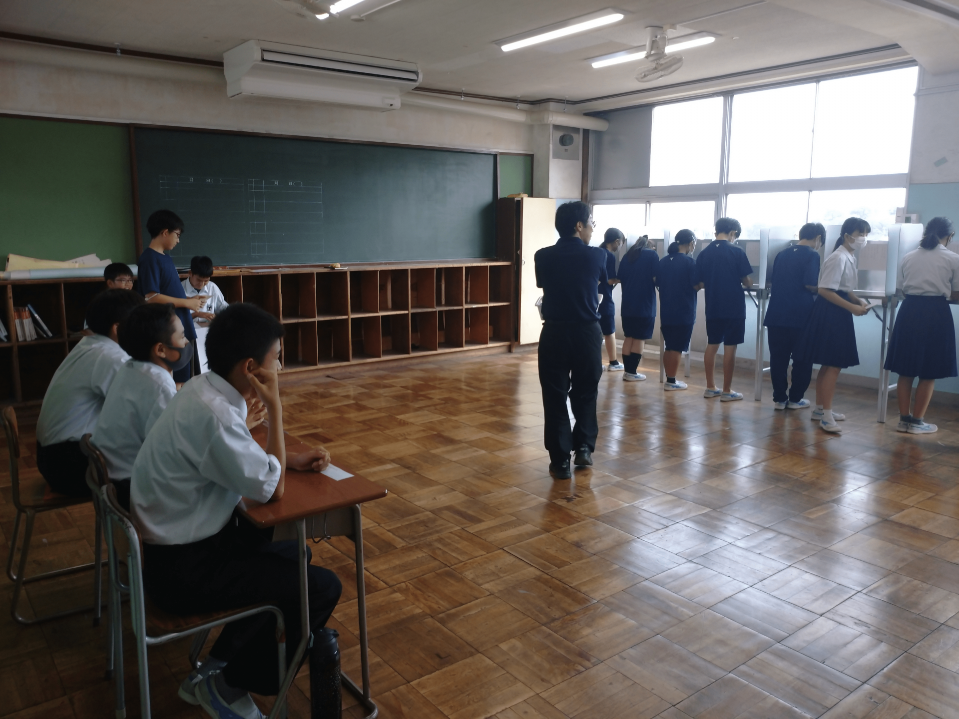 立会人(左列)が投票所内をチェック!