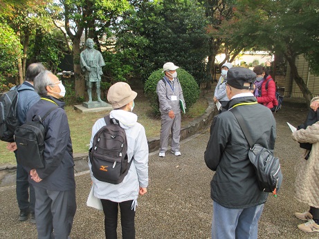 尊徳記念館金次郎像前